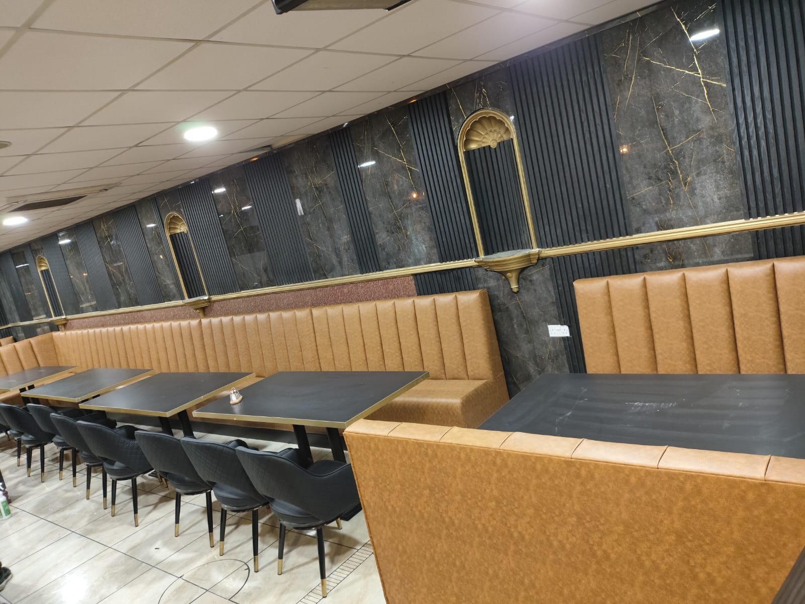 booth-seating-sofa-curved-restaurant.jpg